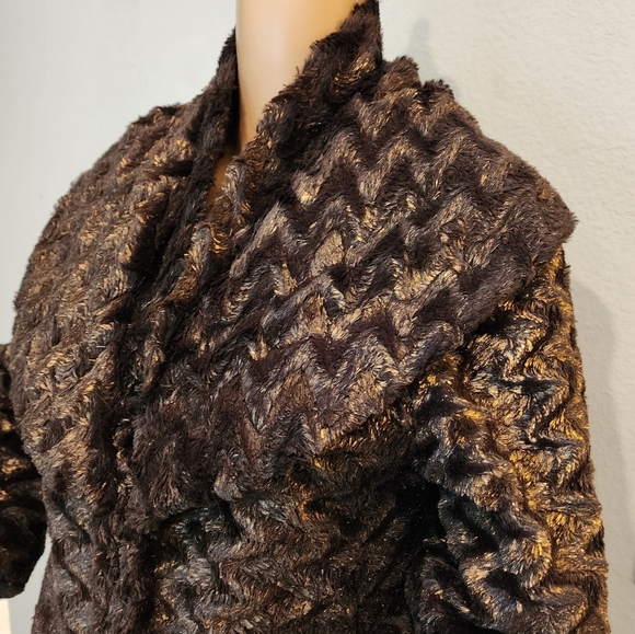 Alice + Olivia Masha Metallic Faux Fur Shawl Collar Jacket - Picture 4 of 17